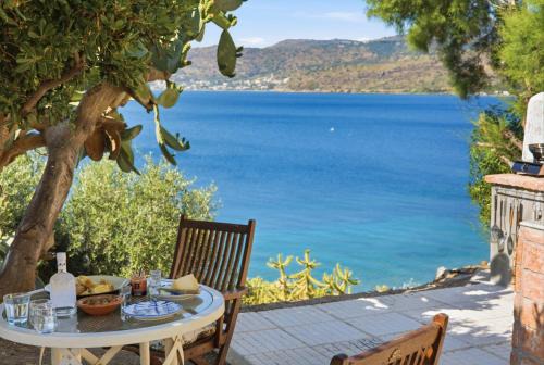 Perdhika Apartment | Seaside garden home with BBQ & sunset views