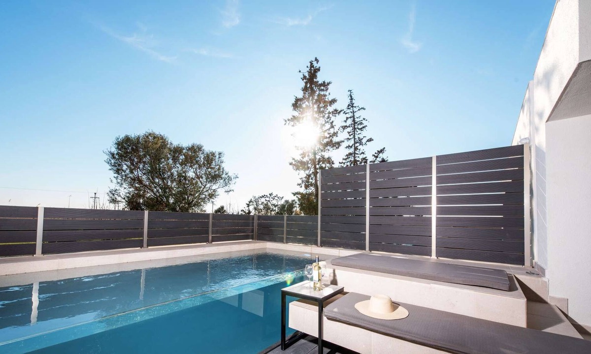 Nea Iraklia Villa | Serene seafront homes