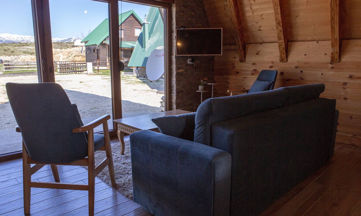 Tepacko Polje House | Sheltered Tre Case Cottages