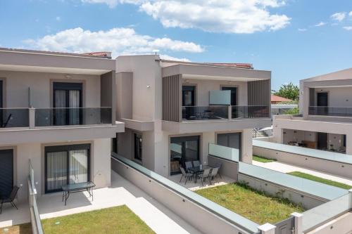 Nikita House | SithoniaRS Mercer Luxury Maisonette