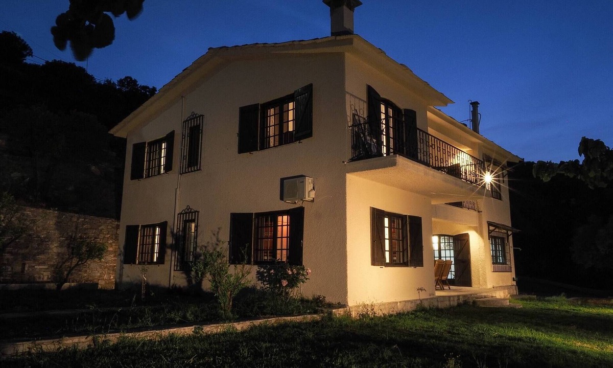 Agii Apostoli House | Sonia Rustic Mansion - 5bd 30 Sec Walk To Beach!