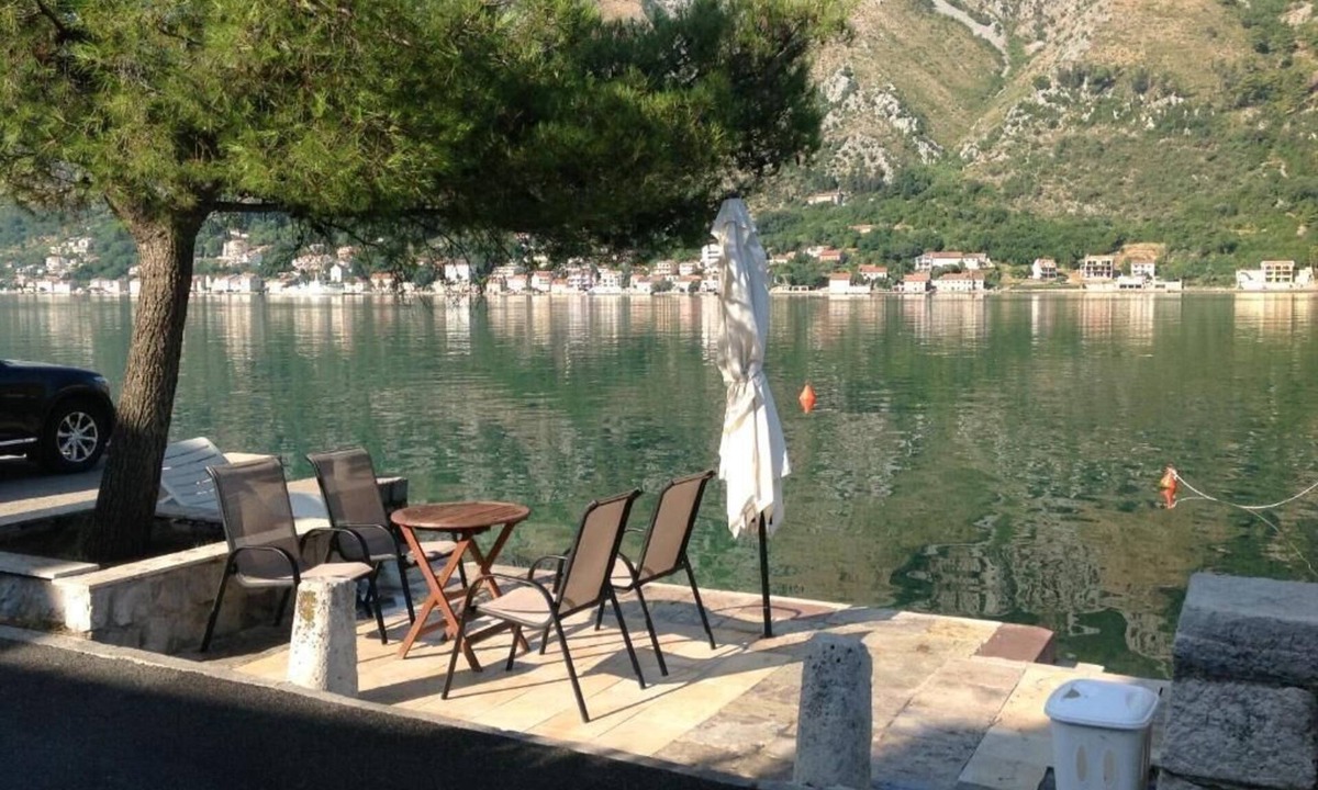 Kotor Villa | Spacious 3 apartment , villa with WiFi and AC in delightful Dobrota