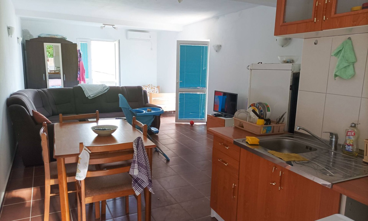 Boreti Apartment | Spacious apartment in greenery and a stream above the city crowds