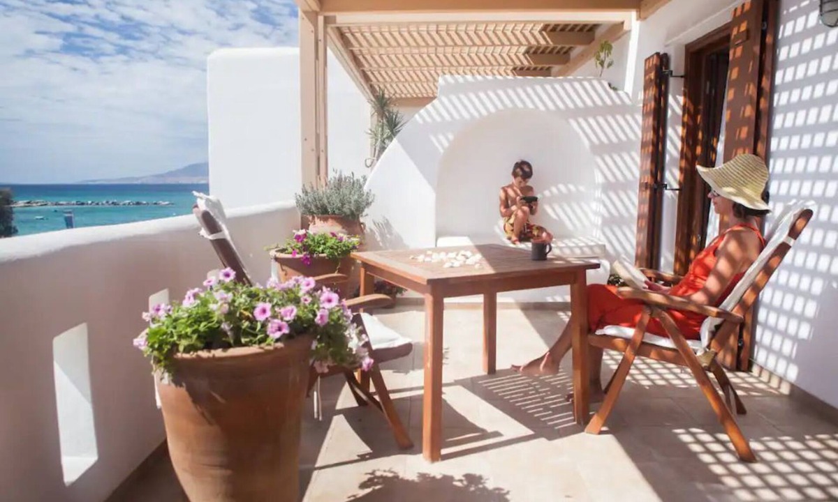 Agia Anna House | Spacious Beach Flat, Large Balcony, 1 Min to Sea - Argo Apartment