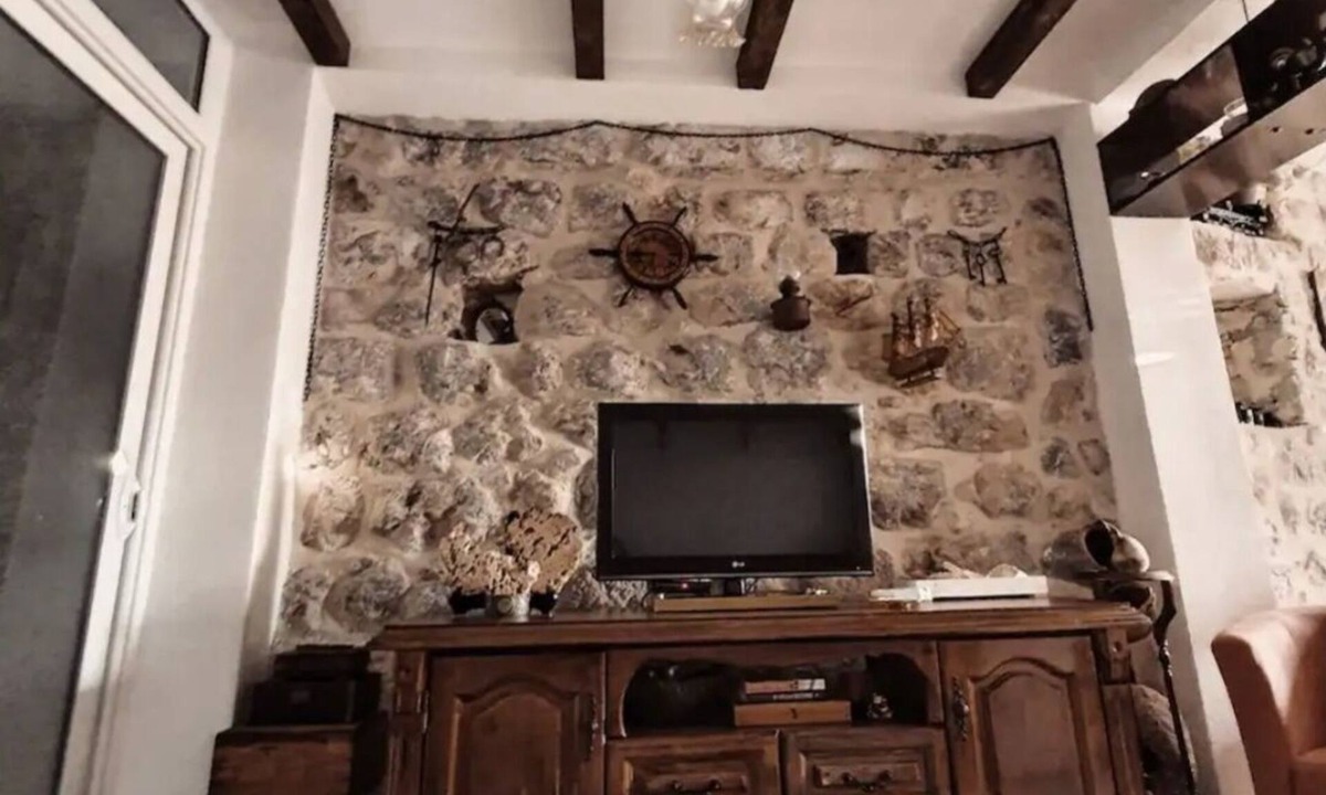 Petrovac Apartment | Stone house Đakonović is old family house. You can stay and enjoy in peace.