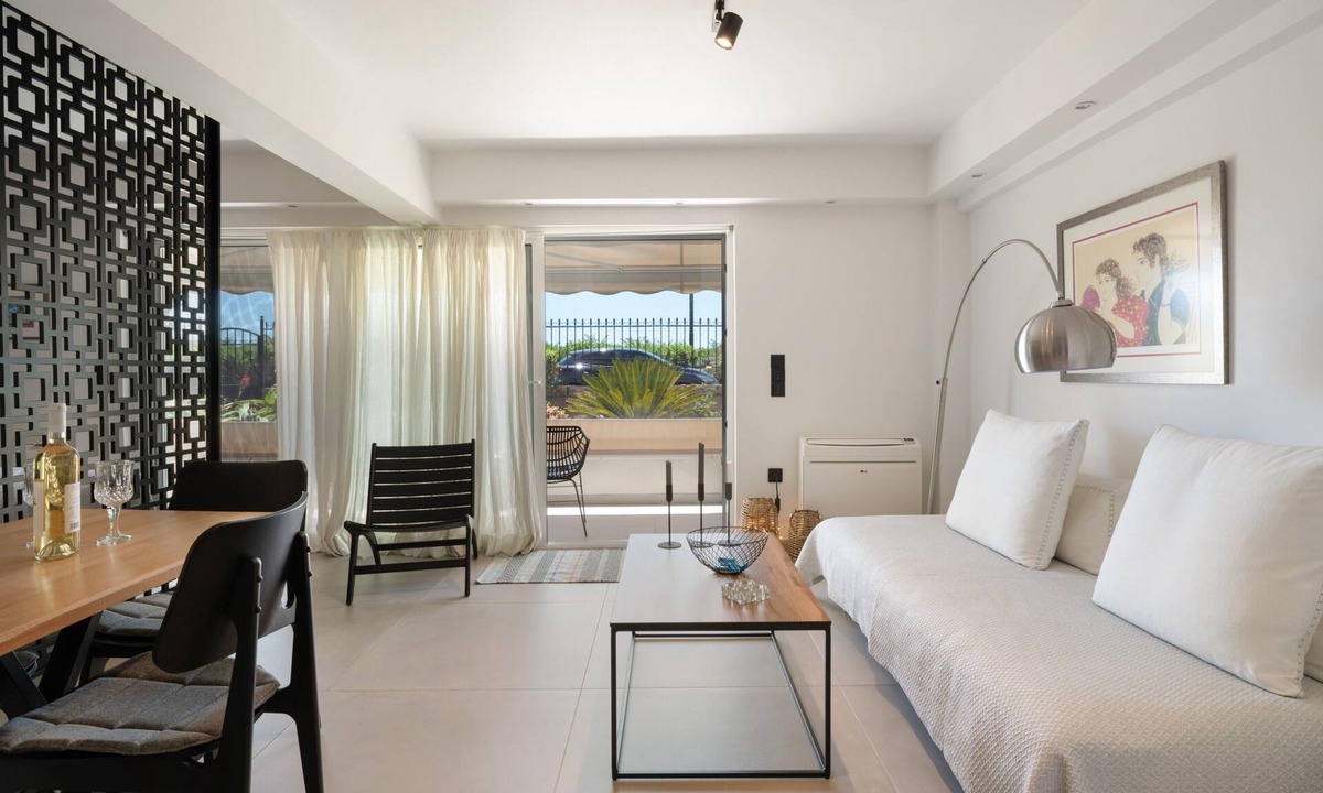 Voula Apartment | Studio Apartment 'Athens-riviera in Front' with Sea View, Wi-Fi and Air Conditioning