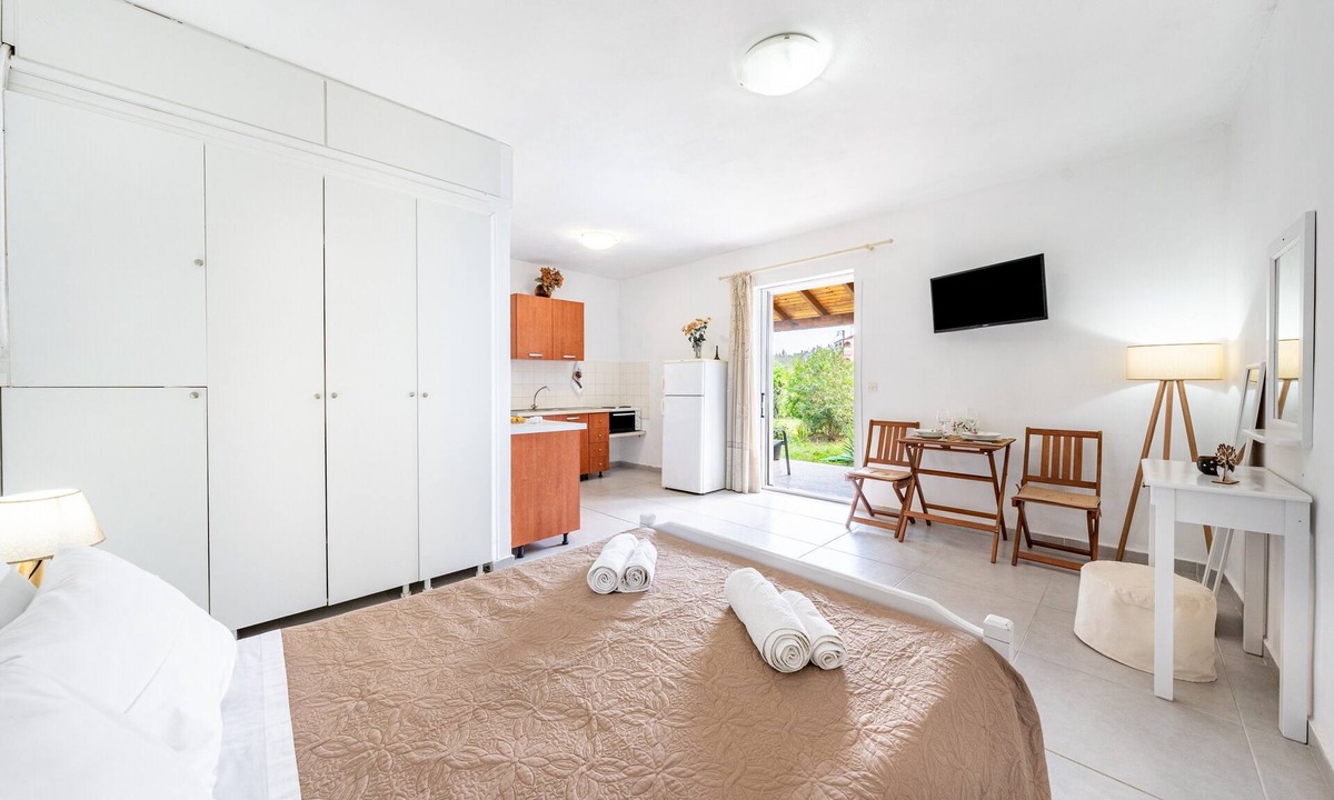 Sidari Apartment | Studio Apartment 'Christi's Apartment' with Shared Garden, Wi-Fi and Air Conditioning