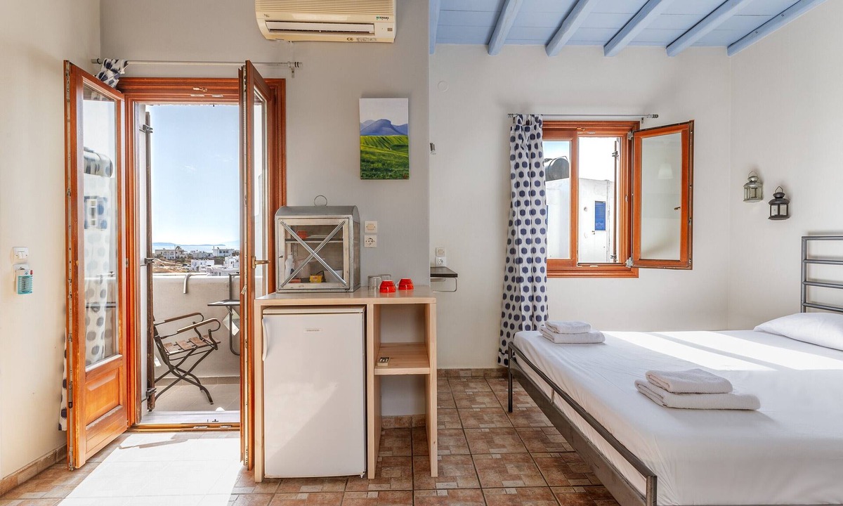 Tinos Town House | Studio Apartment 'En Tino 3' with Balcony, Wi-Fi and Air Conditioning