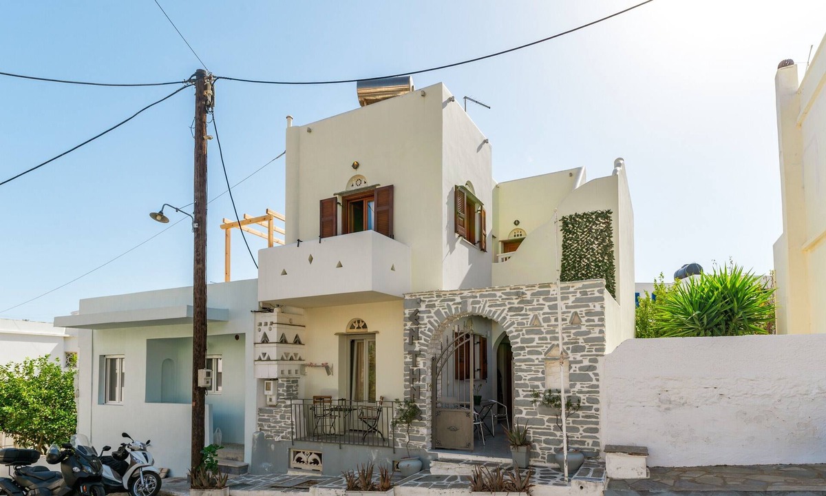 Tinos Town House | Studio Apartment 'En Tino 4' with Balcony, Wi-Fi and Air Conditioning
