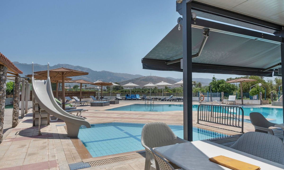 Tingaki Apartment | Studio Apartment 'Golden Sun 1' with Sea View, Shared Pool and Wi-Fi