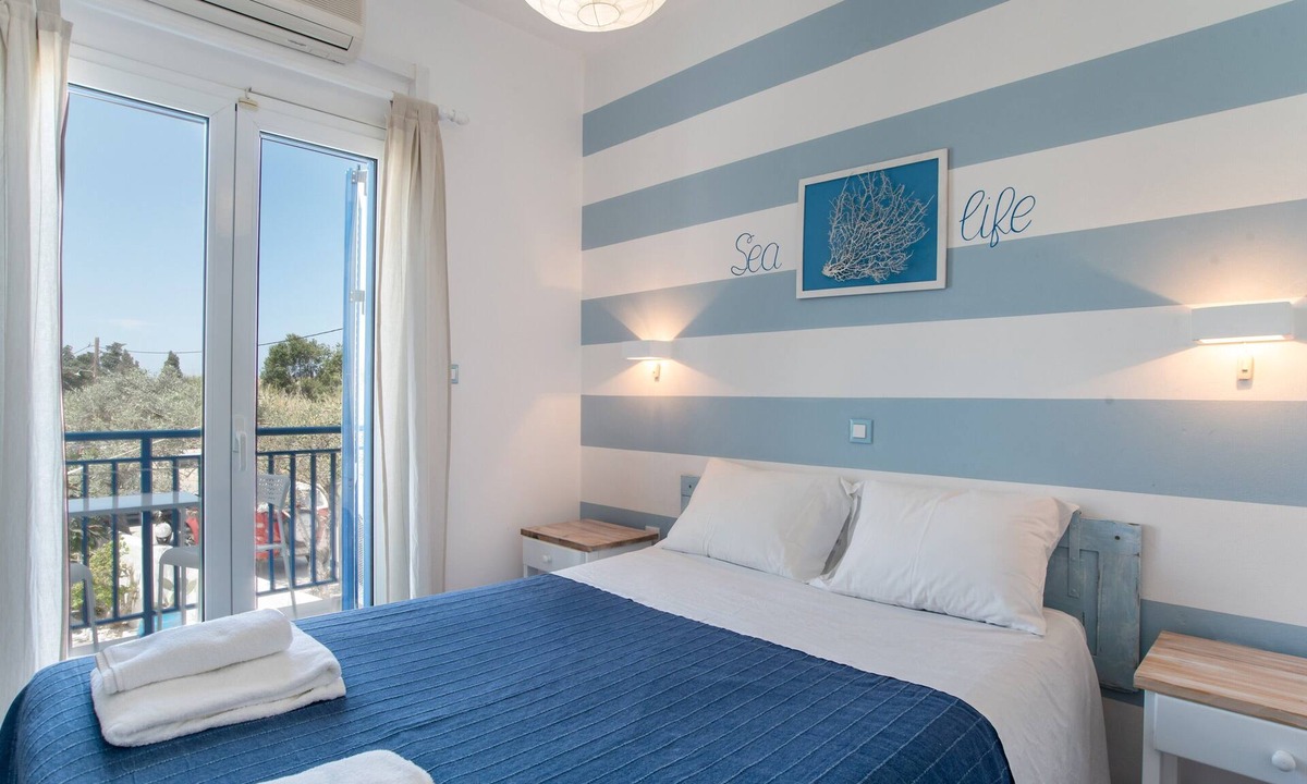 Parikia Apartment | Studio Apartment 'Livadia Seaside Studios 7' with Shared Terrace, Wi-Fi, and Air Conditioning