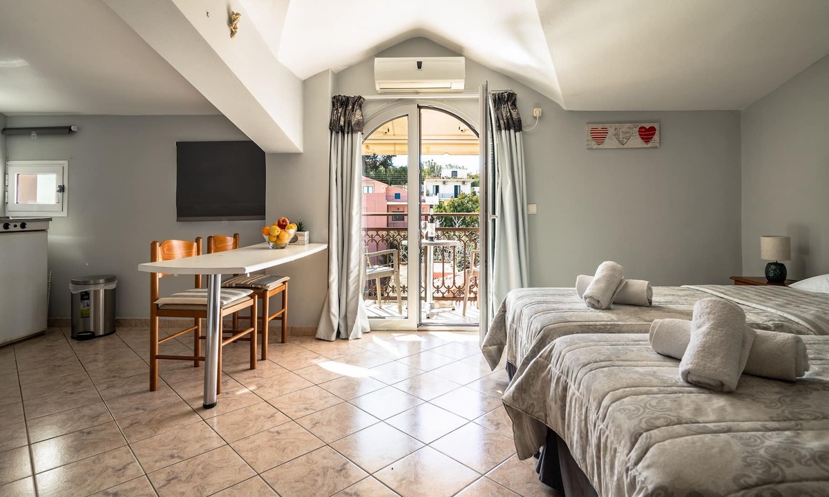 Lixouri Apartment | Studio Apartment 'Zois 7' with Shared Garden, Wi-Fi and Air Conditioning