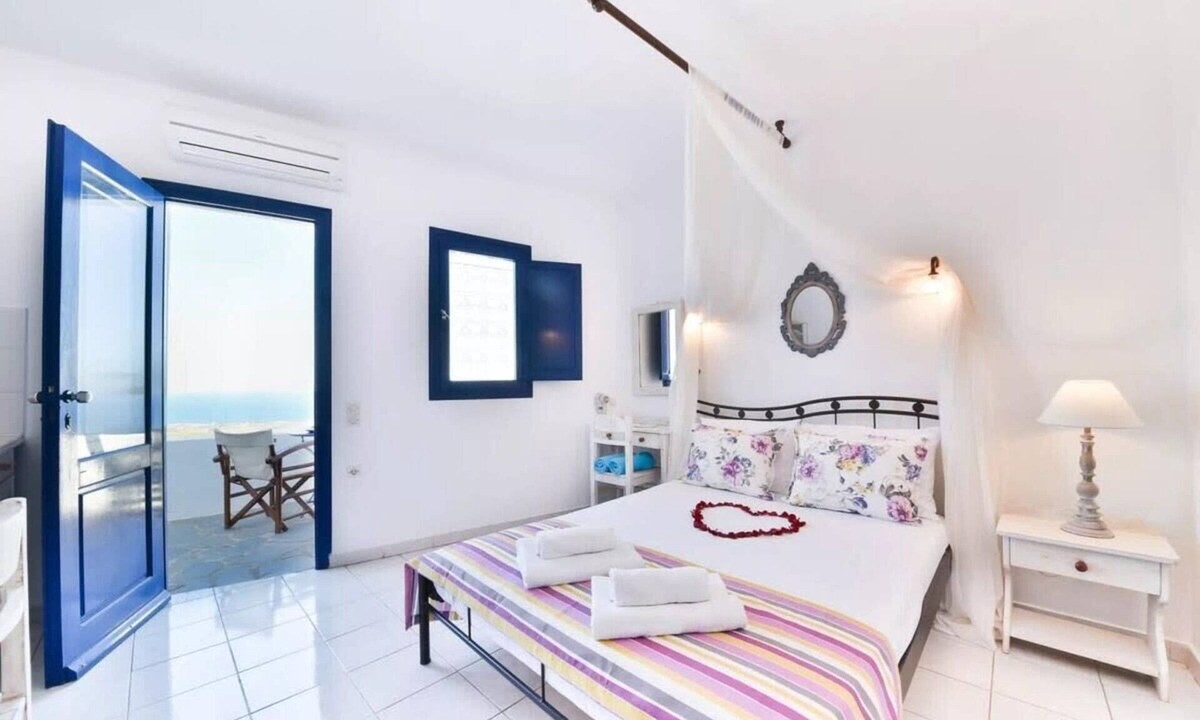 Finikia Apartment | Stunning 1BR Suite next to the Ocean in Santorini