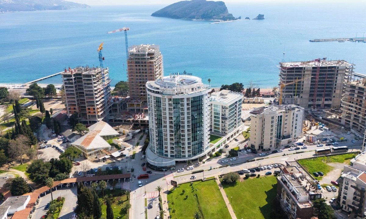 Budva Apartment | Stylish 1BR Apartment for 5 Guests in Tre Canne