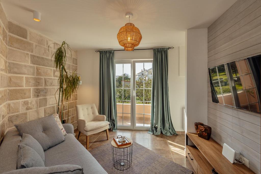 Bijela Apartment | Stylish Mini-House with Garden & Beach