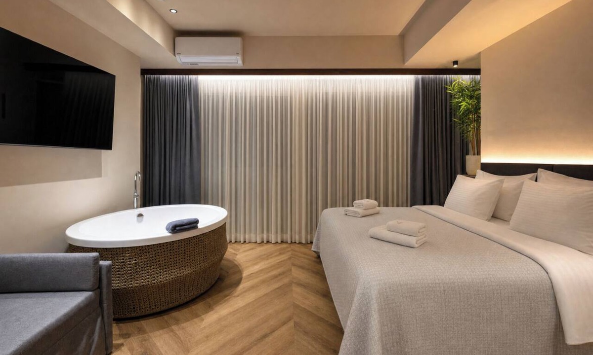 Psirri Hotel | Suite with Spa Bath, Lux Suites Athens