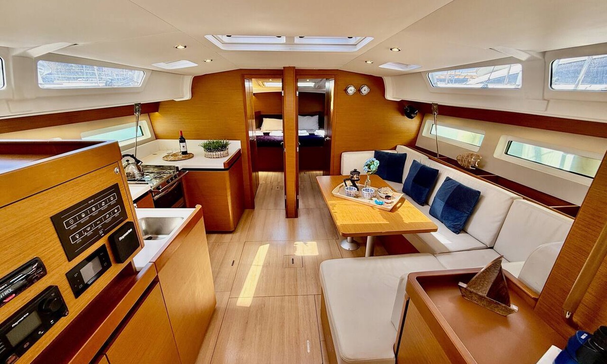 Piso Livadi Boat Rental | Sun-Kissed Sailing Adventure in the Stunning Islas Cícladas