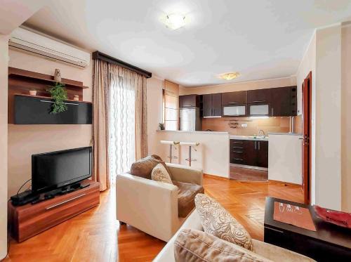 Lazi Apartment | Sunny three-bedroom apartment in Budva
