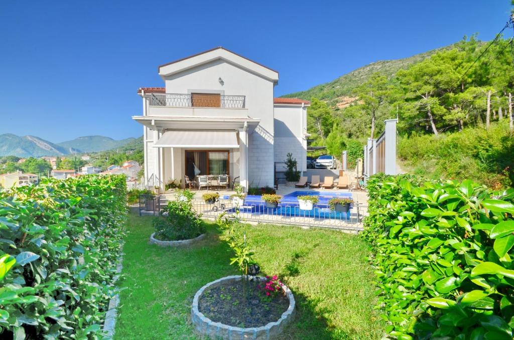 Kotor Villa | Sunny Villa in Kavac