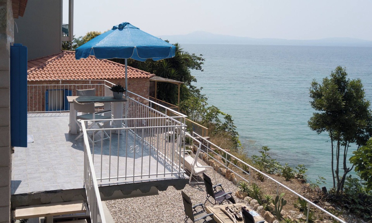 Diasella Apartment | Sunrise seaside retreat Apartment in Almyros, Kalamata