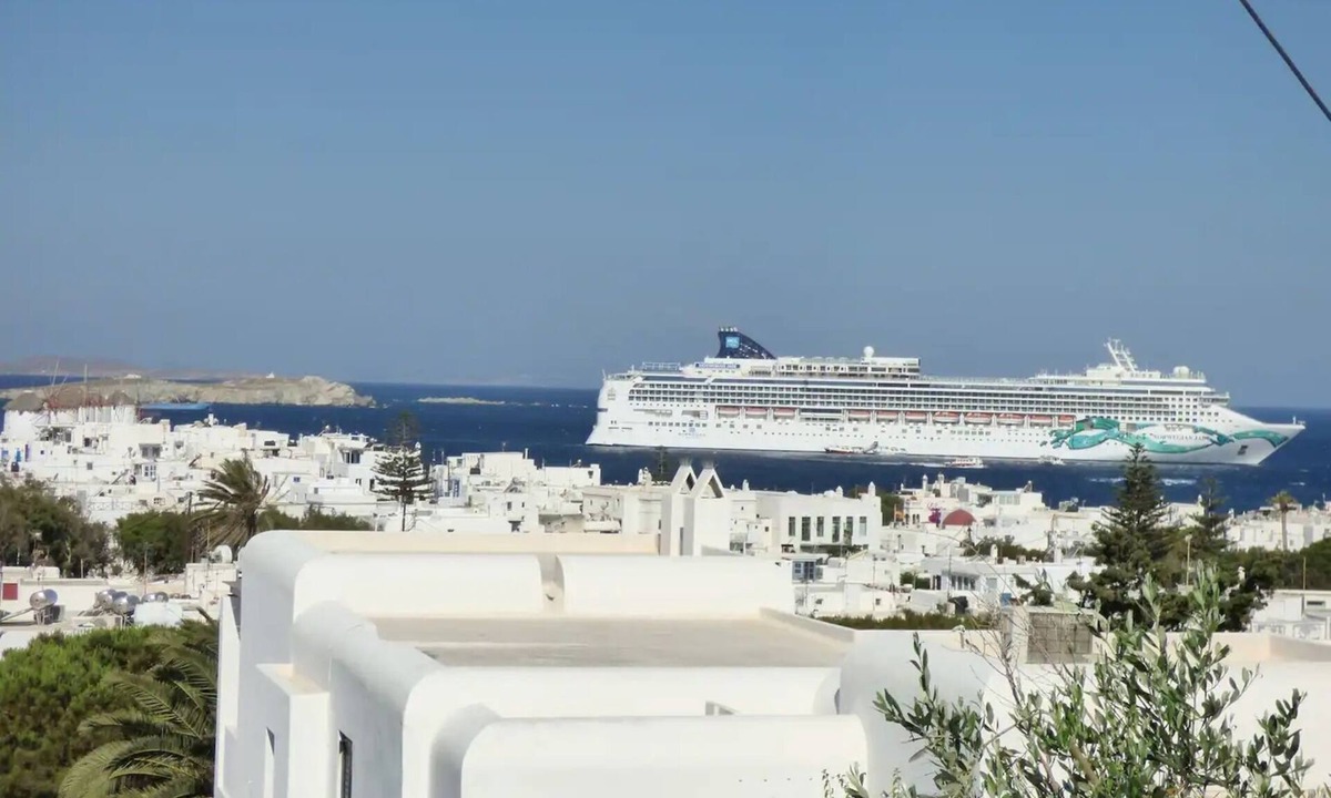 Mykonos Town Apartment | Sunset Suite: Charming 2-bedroom apartment with WiFi, AC in Center of Mykonos