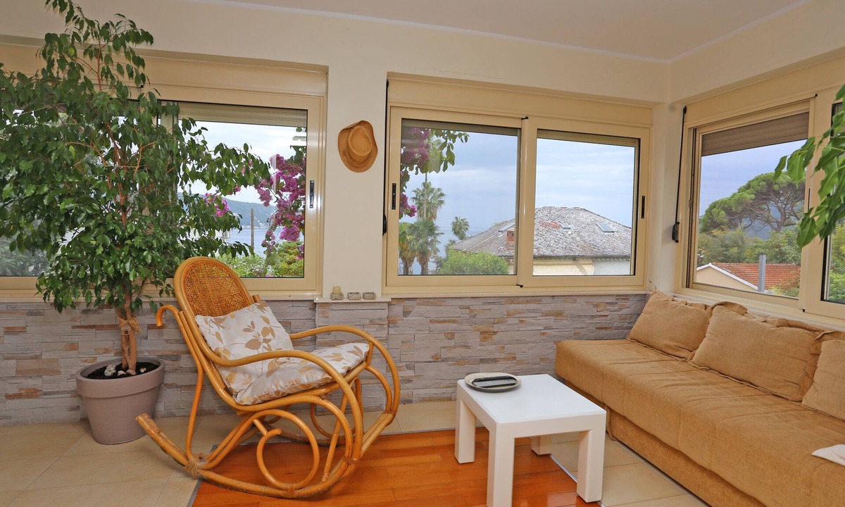 Herceg Novi Apartment | Sunshine 1BR Apartment in Old Town