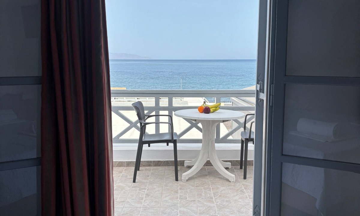 Kamari House | Tarelis Beach Apartments & Studios
