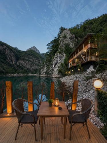 Shkoder County House | Te Panorama, Komani Lake