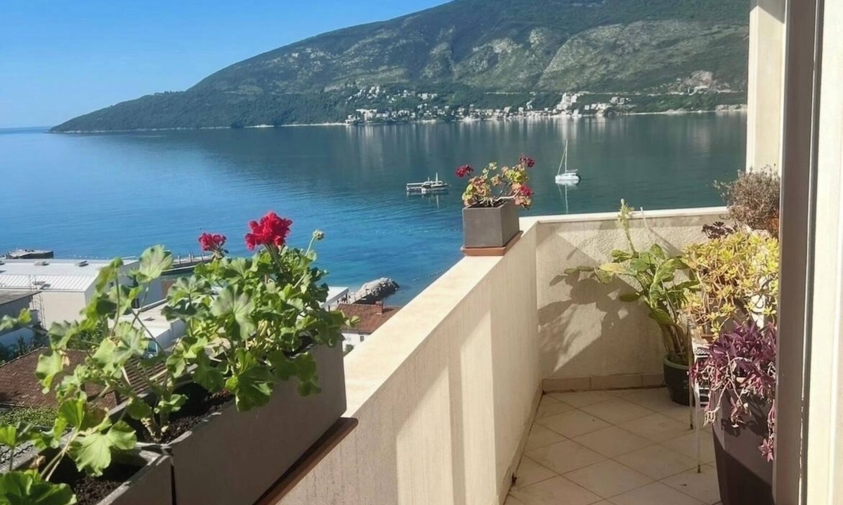 Topla Apartment | The Bay Panoramic Views (5 min from the beach) - perfect for