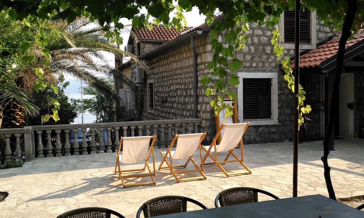 Orahovac House | The house with a large garden, only 30 m from the beach
