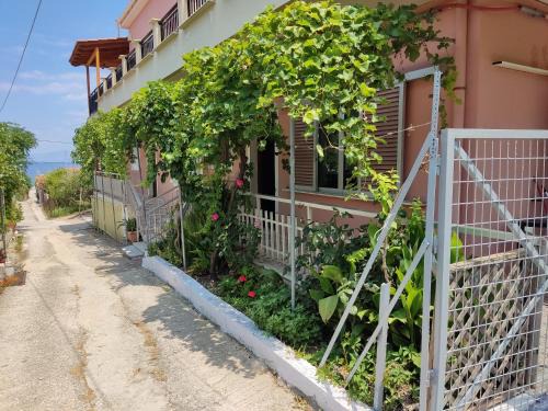 Xylokastro-Evrostina Apartment | The Lemon House