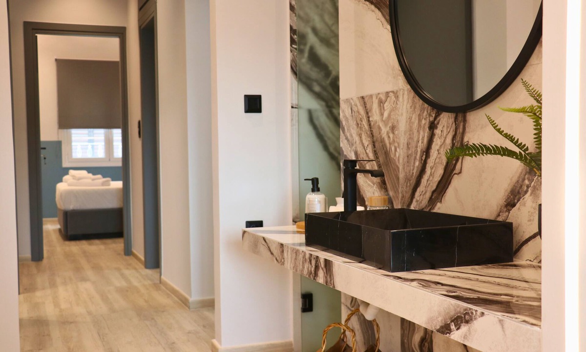 Petralona Apartment | The Philosopher's Abode
