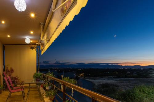 Maniakoi Apartment | The Sunset Haven Kastoria - Modern Lake Elegance
