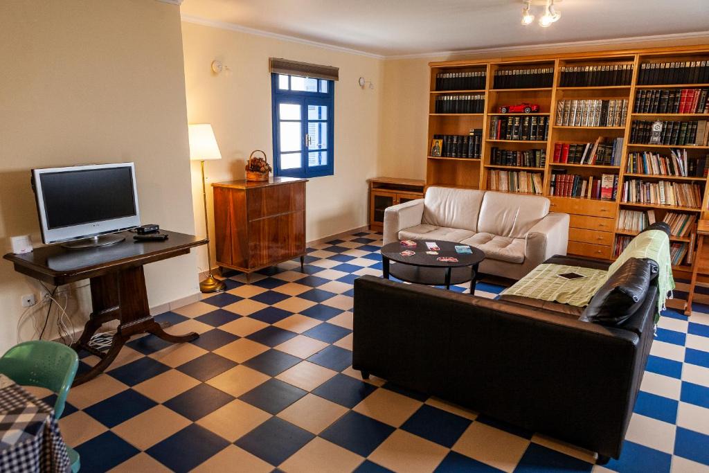 Paleopolis Apartment | Theo's house in Chora!