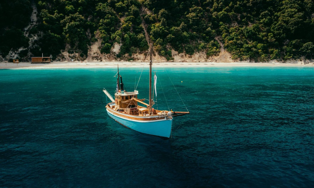 Perigiali Boat Rental | Traditional boat I Ionian spirit cruises