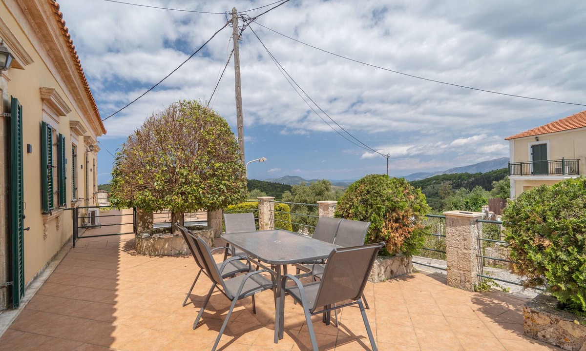 Parisata House | Traditional Country House with Shared Terrace, Wi-Fi, and Air Conditioning