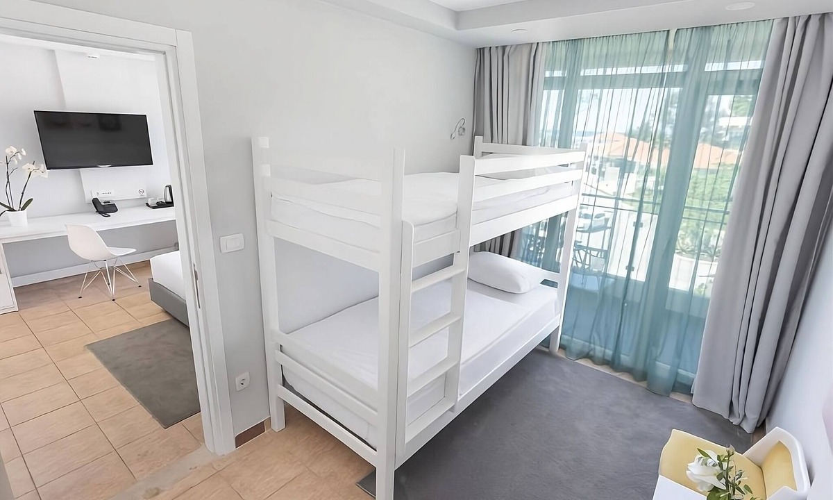 Ulcinj Hotel | Ultimate Beach Getaway! TWO Contemporary 2BR Suites, Beachfront, Outdoor Pools!