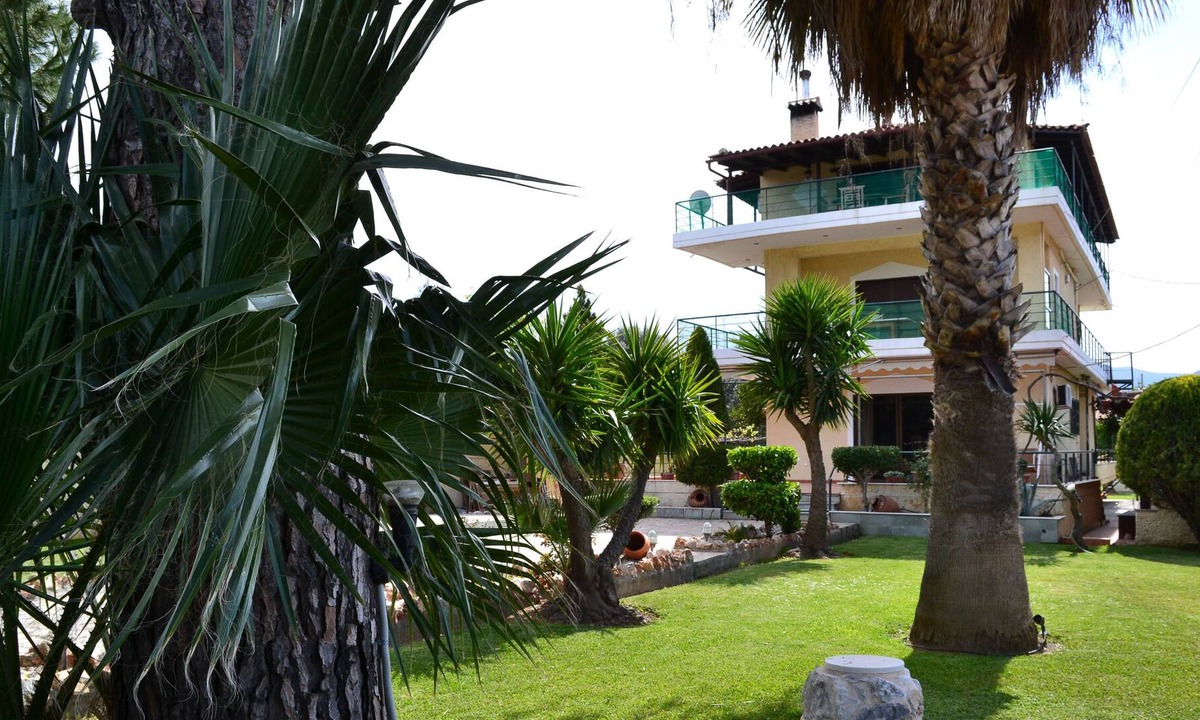 Marathon Apartment | Unwind in a Spacious flat with Gardens near Beach