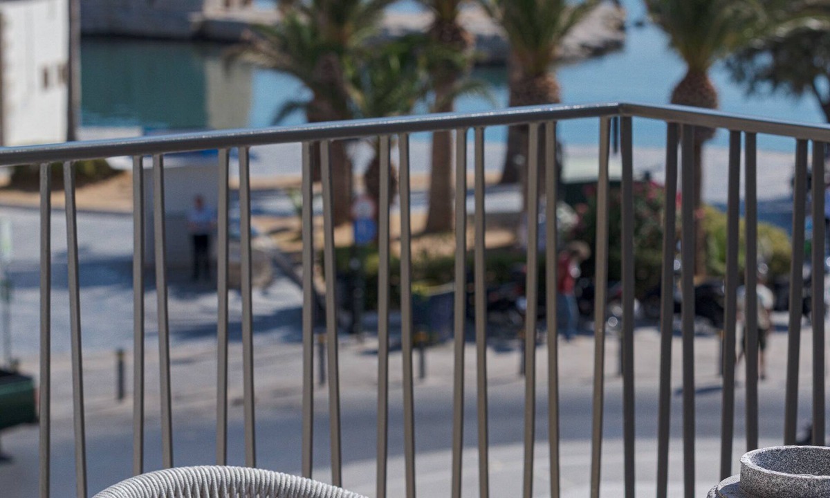 Old Town Rethymnon Apartment | V77 Seafront Lydia Suite Modernly furnished family suite with sea view