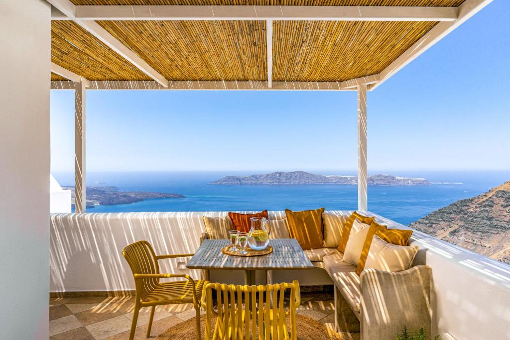 Firostefani Apartment | Vacay Suites