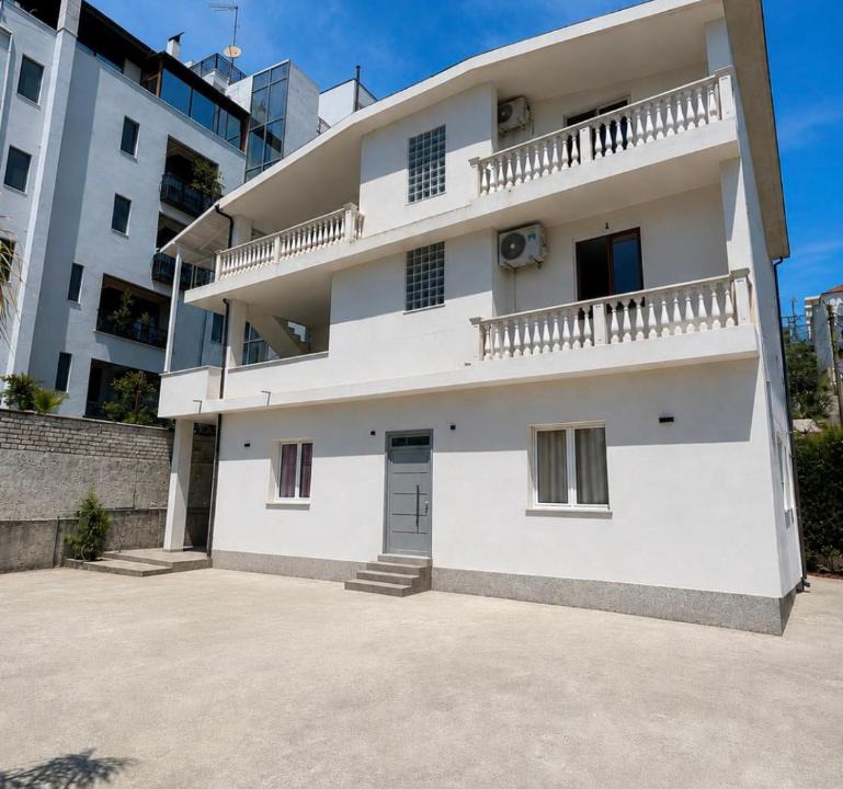 Shkembi i Kavajes House | Vila Gjeci