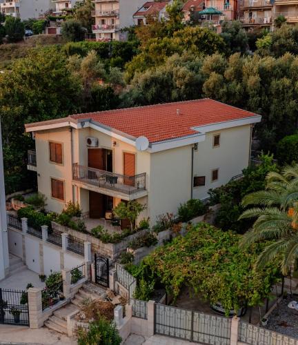 Petrovac House | Villa Botanicus