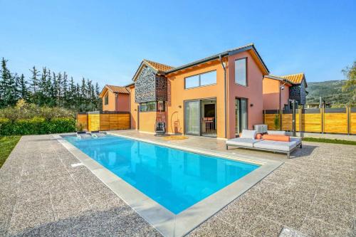 Lygia Villa | Villa Fire by Villa Plus