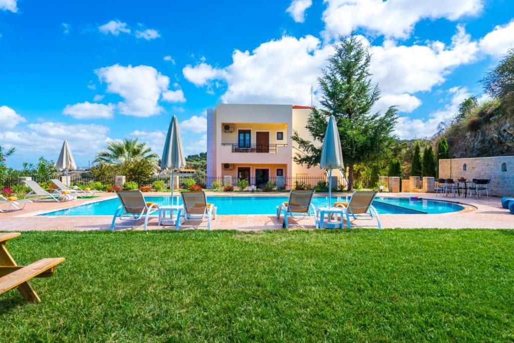 Kirianna Villa | Villa Laga with Pool, 300m to Taverns, Childrens Area, BBQ!