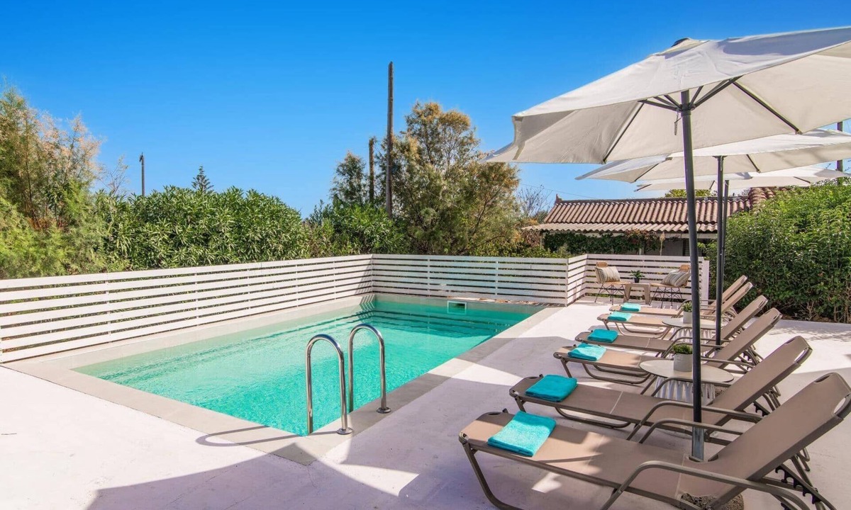 Neromilos Villa | Villa Meredith by Villa Plus