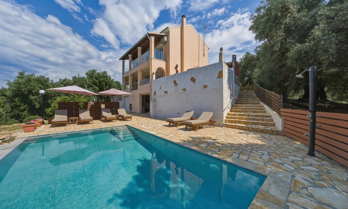 Petaleia Villa | Villa 'Sarakinos' with Sea View, Wi-Fi, and Air Conditioning