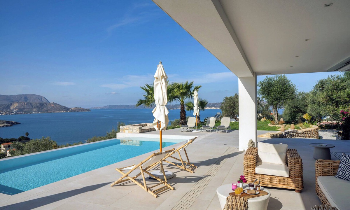 Plaka Villa | Villa Serenity with spectacular Infinity pool & sea views, Tennis Court & Gym