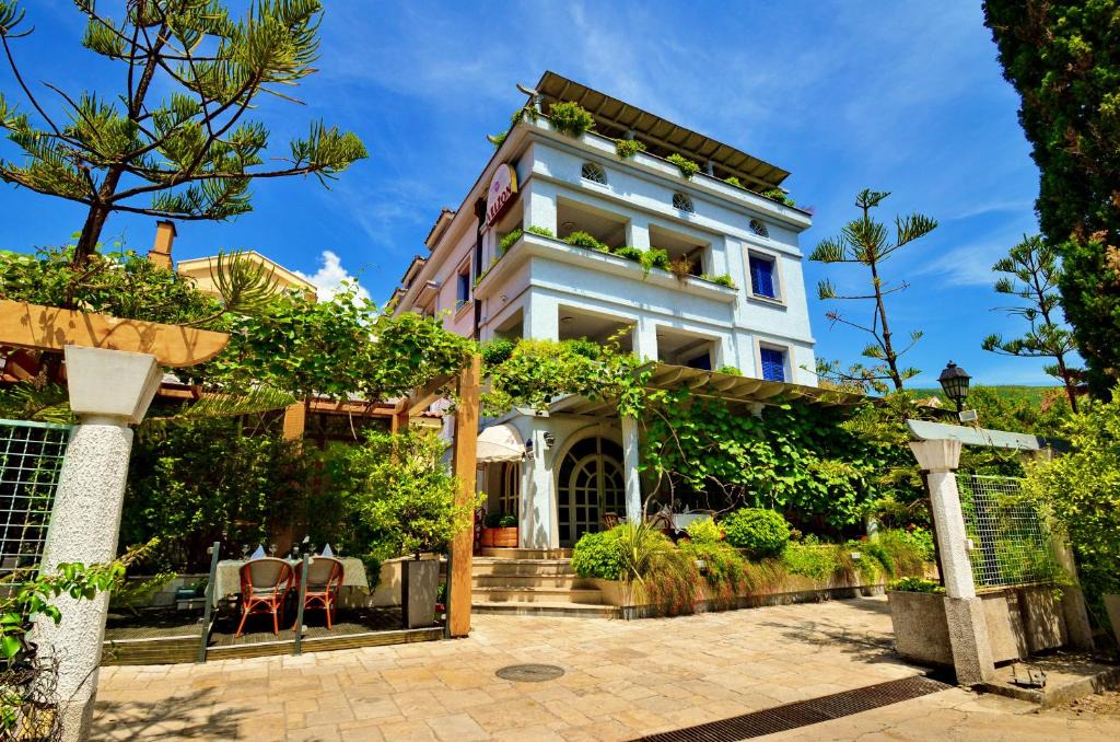 Maini House | Villa Velzon Guesthouse
