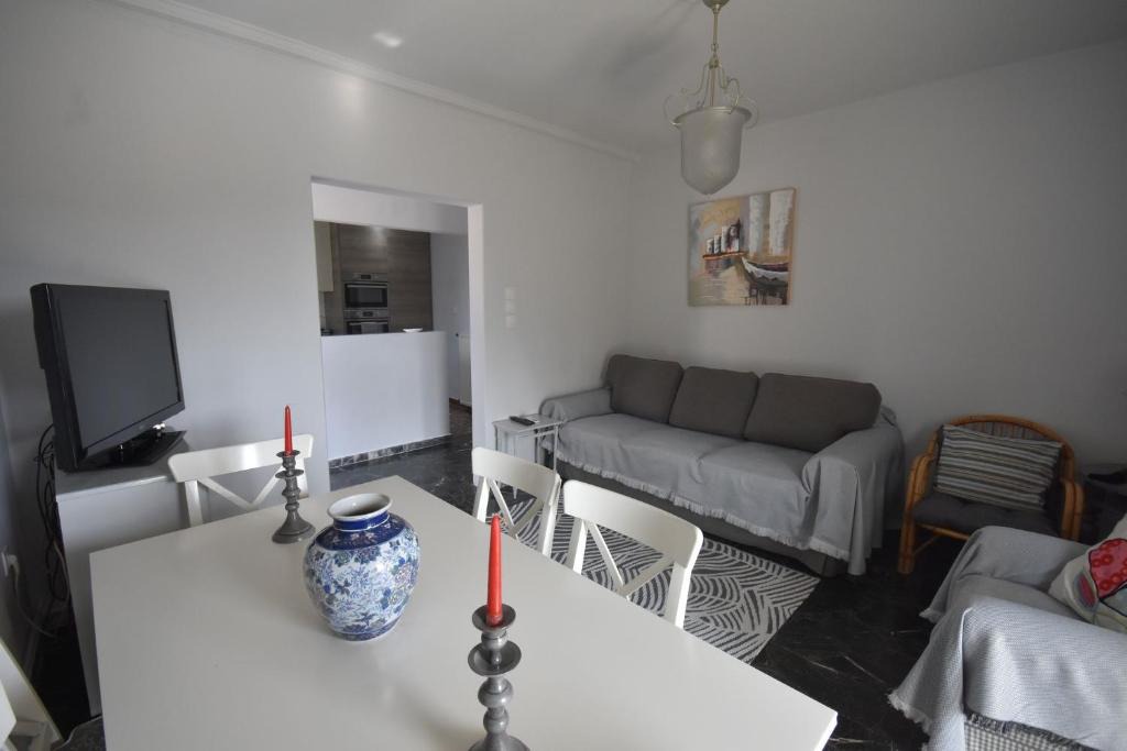 Kalyvia Thorikou Apartment | VillaVita Modern 3BR,Garden & BBQ, Walk to Beach