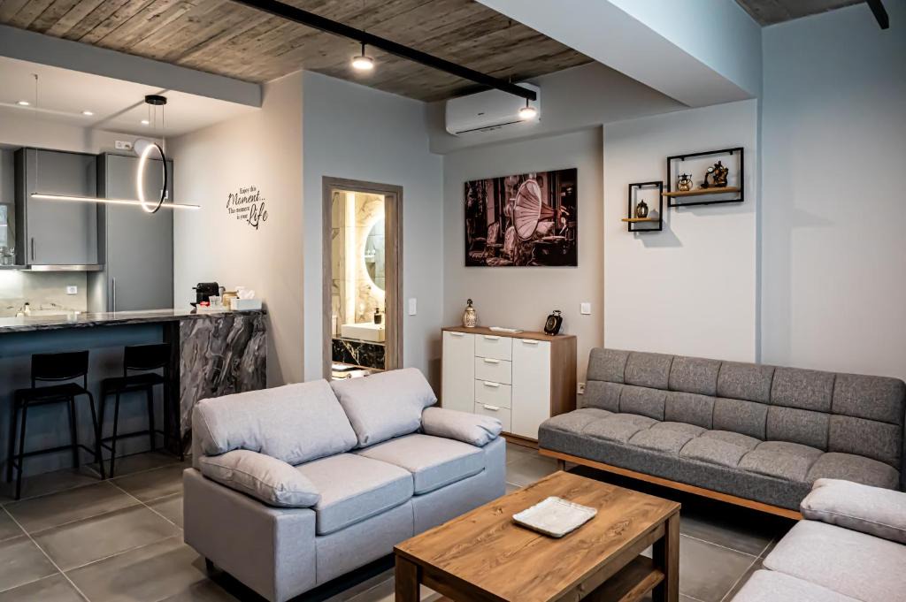 Piraeus Apartment | Vintage Road Apartment near Piraeus Ferry Port Area